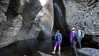 Om du kaster en stein i Svarta
tjødnet, skal det ifølge lokale sagn begynne å boble her i Vetlehelvete et par hundre meter unna. Foto: Sverre Hjørnevik /FjordNorge Om du kaster en stein i Svarta
tjødnet, skal det ifølge lokale sagn begynne å boble her i Vetlehelvete et par hundre meter unna. Foto: Sverre Hjørnevik /FjordNorge