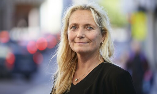 MERKELIG: Ingrid Lea Mæland synes det er rart at bruk av mobiltelefon bare koster deg 1700 kroner i bot. Foto: Trygg Trafikk MERKELIG: Ingrid Lea Mæland synes det er rart at bruk av mobiltelefon bare koster deg 1700 kroner i bot. Foto: Trygg Trafikk