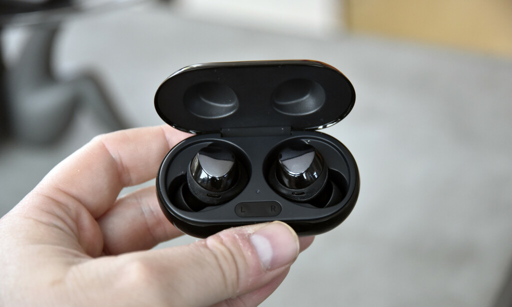 11+11: Samsungs etui er kompakt av størrelse og har en ekstra fullading på lur, slik at total spilletid blir 22 timer. Foto: Pål Joakim Pollen 11+11: Samsungs etui er kompakt av størrelse og har en ekstra fullading på lur, slik at total spilletid blir 22 timer. Foto: Pål Joakim Pollen
