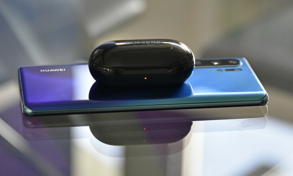 LADER FRA BAKSIDEN: Her lader vi Samsung-etuiet fra baksiden av en Huawei P30 Pro. Det kan du også gjøre med Samsungs telefoner i S10-, Note 10- og S20-serien. Foto: Pål Joakim Pollen LADER FRA BAKSIDEN: Her lader vi Samsung-etuiet fra baksiden av en Huawei P30 Pro. Det kan du også gjøre med Samsungs telefoner i S10-, Note 10- og S20-serien. Foto: Pål Joakim Pollen