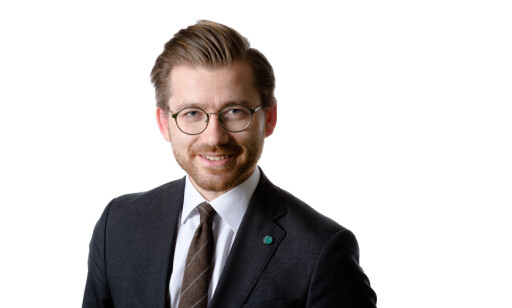 ÅPNER FOR OPPDRETT: Klima- og miljøminister Sveinung Rotevatn (V) overprøver Miljødirektoratet og åpner for at verdens største lakseoppdrettsfirma kan starte oppdrett i verdensarvområdet Vega. Foto: Regjeringen ÅPNER FOR OPPDRETT: Klima- og miljøminister Sveinung Rotevatn (V) overprøver Miljødirektoratet og åpner for at verdens største lakseoppdrettsfirma kan starte oppdrett i verdensarvområdet Vega. Foto: Regjeringen