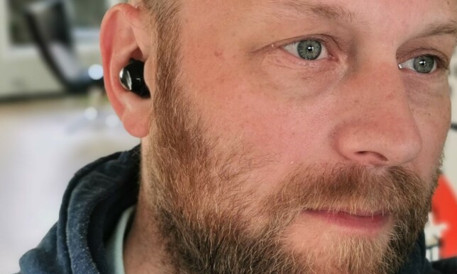 KOMFORTABLE: Galaxy Buds+ ligger ganske mykt og fint i øret uten å føles pressende. Foto: Pål Joakim Pollen KOMFORTABLE: Galaxy Buds+ ligger ganske mykt og fint i øret uten å føles pressende. Foto: Pål Joakim Pollen