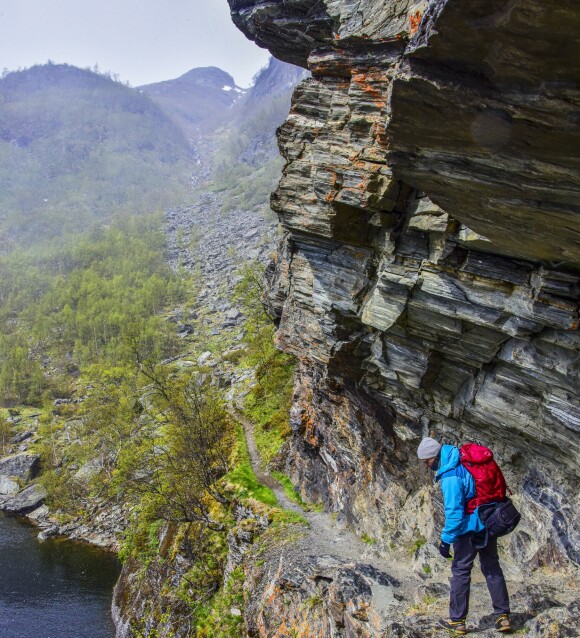 Stien er først som hogd ut av fjellet. Foto: Torild Moland Stien er først som hogd ut av fjellet. Foto: Torild Moland