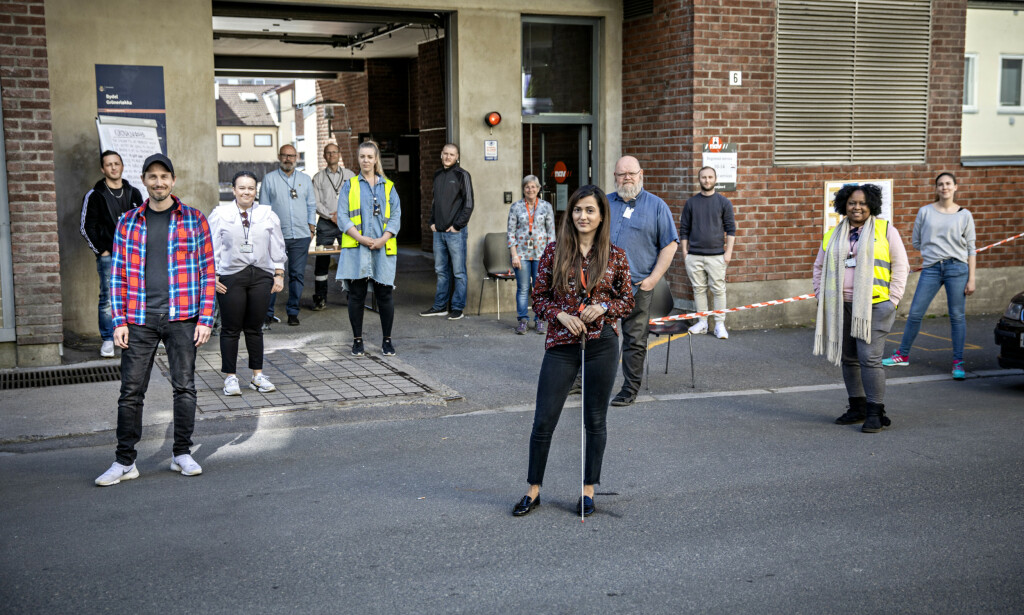 PÅ TRYGG AVSTAND: Smittevernreglene står i fokus hos Nav, og de ansatte ved Nav Grünerløkka har måttet ty til kreative løsninger for å kunne holde kontoret åpent for brukerne under coronarkrisen. Foto: Jørn H. Moen PÅ TRYGG AVSTAND: Smittevernreglene står i fokus hos Nav, og de ansatte ved Nav Grünerløkka har måttet ty til kreative løsninger for å kunne holde kontoret åpent for brukerne under coronarkrisen. Foto: Jørn H. Moen