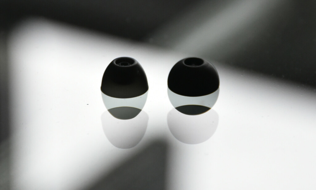 STOR FORSKJELL I LYDEN: Samsungs største øretupper (til venstre) kontra de største fra Sennheiser (til høyre). Foto: Pål Joakim Pollen STOR FORSKJELL I LYDEN: Samsungs største øretupper (til venstre) kontra de største fra Sennheiser (til høyre). Foto: Pål Joakim Pollen