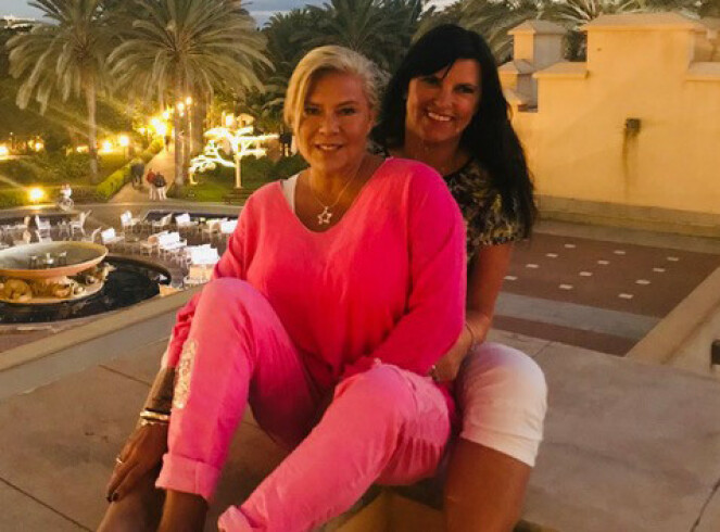 DAMER I VINDEN: Samantha og Linda er glade i å nyte livet, også på feire, og forteller til KK at de koser seg hjemme i London under korona-isolasjonen, med filmer og hagearbeid. FOTO: Samantha Fox/Fox2000 DAMER I VINDEN: Samantha og Linda er glade i å nyte livet, også på feire, og forteller til KK at de koser seg hjemme i London under korona-isolasjonen, med filmer og hagearbeid. FOTO: Samantha Fox/Fox2000