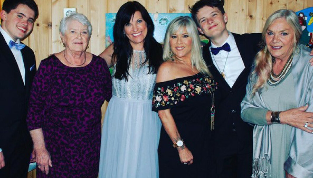 FESTFINT: Lindas sønner visste allerede hvem Samantha Fox var, da hun ble kjæreste med moren. Samantha var den selvskrevne gjest sønnene ble konfirmert i 2017. Fra venstre Noah, Lindas mamma Jorunn, Linda, Samantha, Adam og Samanthas mor Carole. FOTO: Monica Nuoristo / Samantha Fox / Fox2000. FESTFINT: Lindas sønner visste allerede hvem Samantha Fox var, da hun ble kjæreste med moren. Samantha var den selvskrevne gjest sønnene ble konfirmert i 2017. Fra venstre Noah, Lindas mamma Jorunn, Linda, Samantha, Adam og Samanthas mor Carole. FOTO: Monica Nuoristo / Samantha Fox / Fox2000.