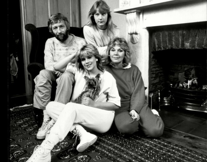 MINNER: En ung Samantha Fox som nettopp har slått gjennom. Her sammen med foreldrene Patrick og Carol, samt søsteren Vanessa. FOTO: NTB Scanpix MINNER: En ung Samantha Fox som nettopp har slått gjennom. Her sammen med foreldrene Patrick og Carol, samt søsteren Vanessa. FOTO: NTB Scanpix