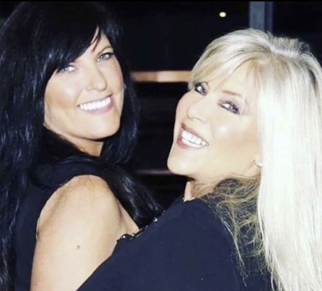 KJÆRLIGHET VED FØRSTE DATE: Samantha Fox og norske Linda Olsen forteller til KK at kjærligheten mellom dem er sterk. Linda jobbet som daglig leder i en lekebutikk da de møttes. Samantha sier: – Jeg kan ikke se for meg deg som sjef, Linda. Som skal den være nødt til å permittere folk for eksempel nå under koronakrisen. Du som er så snill. FOTO: Samantha Fox/Fox2000 KJÆRLIGHET VED FØRSTE DATE: Samantha Fox og norske Linda Olsen forteller til KK at kjærligheten mellom dem er sterk. Linda jobbet som daglig leder i en lekebutikk da de møttes. Samantha sier: – Jeg kan ikke se for meg deg som sjef, Linda. Som skal den være nødt til å permittere folk for eksempel nå under koronakrisen. Du som er så snill. FOTO: Samantha Fox/Fox2000