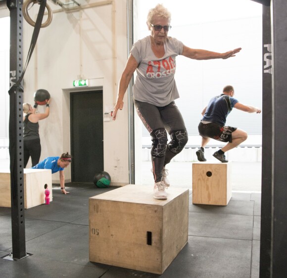 Helt ned på magen, og helt opp på kassen. Om igjen, og om igjen. Dette er crossfit, treningsformen som brukes av det amerikanske militæret. Og en oldemor i Lillesand. Foto: Eva Kylland Helt ned på magen, og helt opp på kassen. Om igjen, og om igjen. Dette er crossfit, treningsformen som brukes av det amerikanske militæret. Og en oldemor i Lillesand. Foto: Eva Kylland