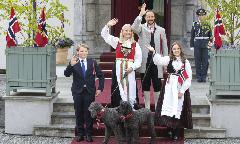 TRADISJON: Slik hilste kronprinsfamilien barnetoget i Asker på 17. mai i fjor. I år er barnetogene avlyst. Foto: Andreas Fadum / Se og Hør TRADISJON: Slik hilste kronprinsfamilien barnetoget i Asker på 17. mai i fjor. I år er barnetogene avlyst. Foto: Andreas Fadum / Se og Hør
