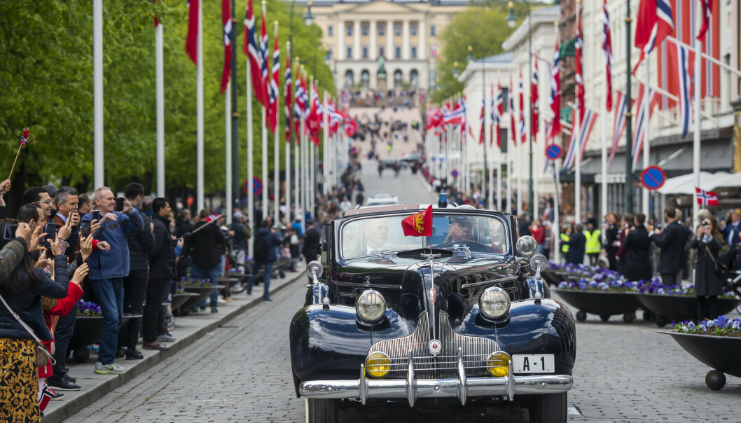 <strong>ÅPNE BILER:</strong> Konge- og kronprinsparet kjørte rundt i Oslo gater, til stor jubel fra de som fikk et glimt av de kongelige. Foto: NTB scanpix <strong>ÅPNE BILER:</strong> Konge- og kronprinsparet kjørte rundt i Oslo gater, til stor jubel fra de som fikk et glimt av de kongelige. Foto: NTB scanpix