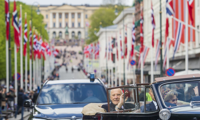 <strong>FOLKETS KONGE:</strong> Etter at kongefamilien hadde vinket på balkonen, tok de turen ut blant folket. Foto: NTB Scanpix <strong>FOLKETS KONGE:</strong> Etter at kongefamilien hadde vinket på balkonen, tok de turen ut blant folket. Foto: NTB Scanpix