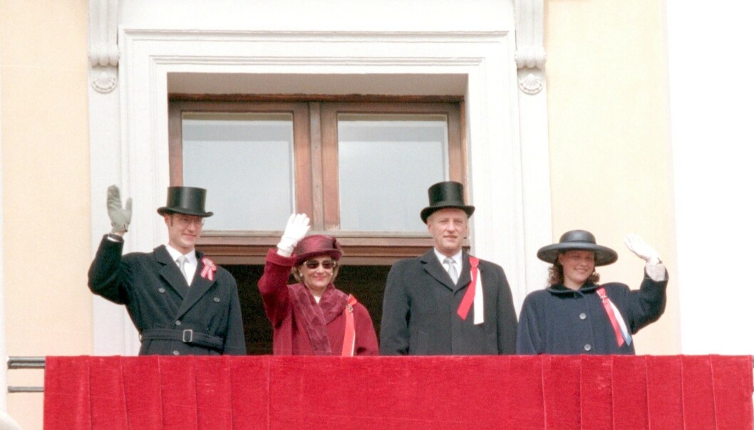 <strong>KONGEFAMILIEN:</strong> Kronprins Haakon, dronning Sonja, kong Harald og prinsesse Märtha Louise vinket til folket i 1996. Foto: NTB Scanpix <strong>KONGEFAMILIEN:</strong> Kronprins Haakon, dronning Sonja, kong Harald og prinsesse Märtha Louise vinket til folket i 1996. Foto: NTB Scanpix