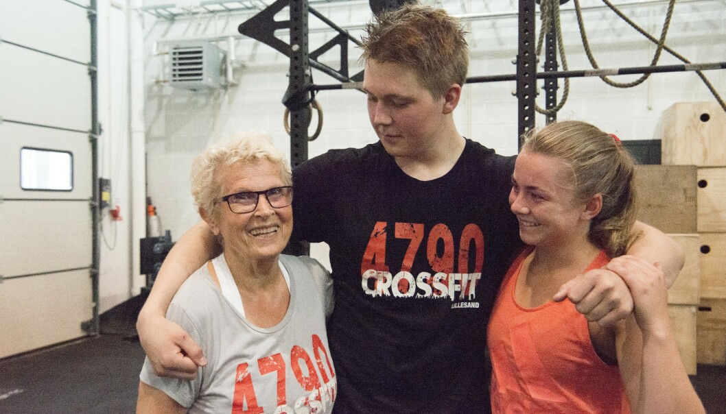 Motiverer hverandre: - Dere unge er så flinke til å gi meg «tommel opp». Jeg føler vi er på lik linje, selv om dere kunne vært barnebarna mine, sier Inger Maria til Sander (19) og Mariell (18). Foto: Eva Kylland Motiverer hverandre: - Dere unge er så flinke til å gi meg «tommel opp». Jeg føler vi er på lik linje, selv om dere kunne vært barnebarna mine, sier Inger Maria til Sander (19) og Mariell (18). Foto: Eva Kylland