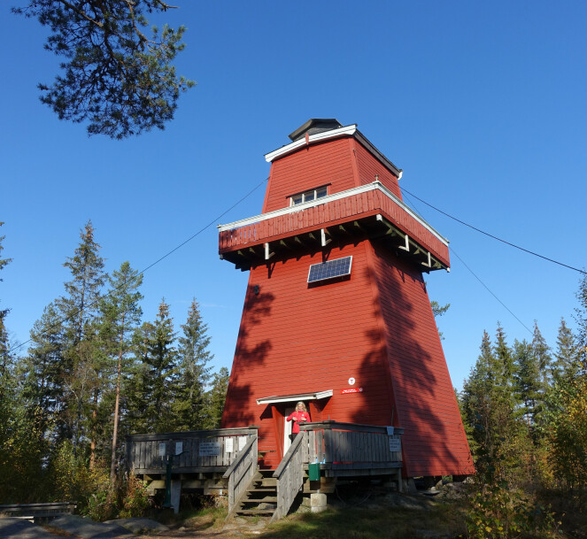 TOPPTUR: Haukenestårnet i Rømskog har sengeplass til fire og egner seg for venninneturen, ifølge DNT. FOTO: DNT TOPPTUR: Haukenestårnet i Rømskog har sengeplass til fire og egner seg for venninneturen, ifølge DNT. FOTO: DNT
