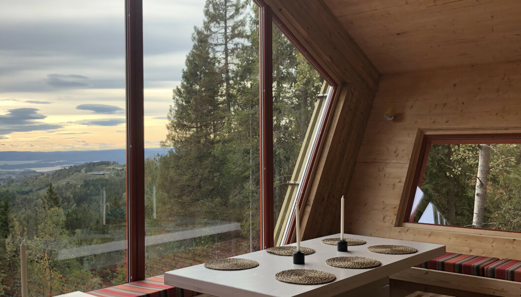 FINFINT: Fuglemyrhytta er lekker, med om mulig enda lekrere utsikt. FOTO: DNT FINFINT: Fuglemyrhytta er lekker, med om mulig enda lekrere utsikt. FOTO: DNT