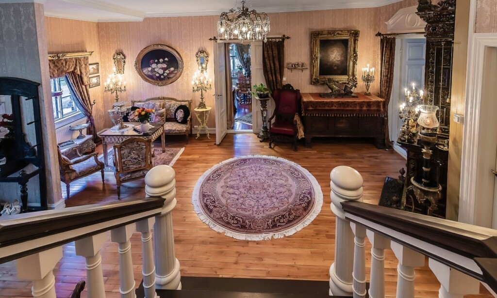 ANTIKVITETER: Det går en tydelig rød tråd gjennom huset rent interiørmessig. Foto: Morten Synnestvedt ANTIKVITETER: Det går en tydelig rød tråd gjennom huset rent interiørmessig. Foto: Morten Synnestvedt