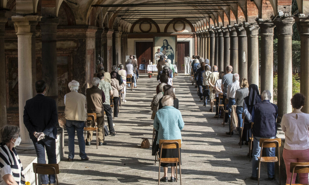 En messe gjennomføres i kirken Fontana i Milano. Foto: Luca Bruno / AP / NTB scanpix En messe gjennomføres i kirken Fontana i Milano. Foto: Luca Bruno / AP / NTB scanpix