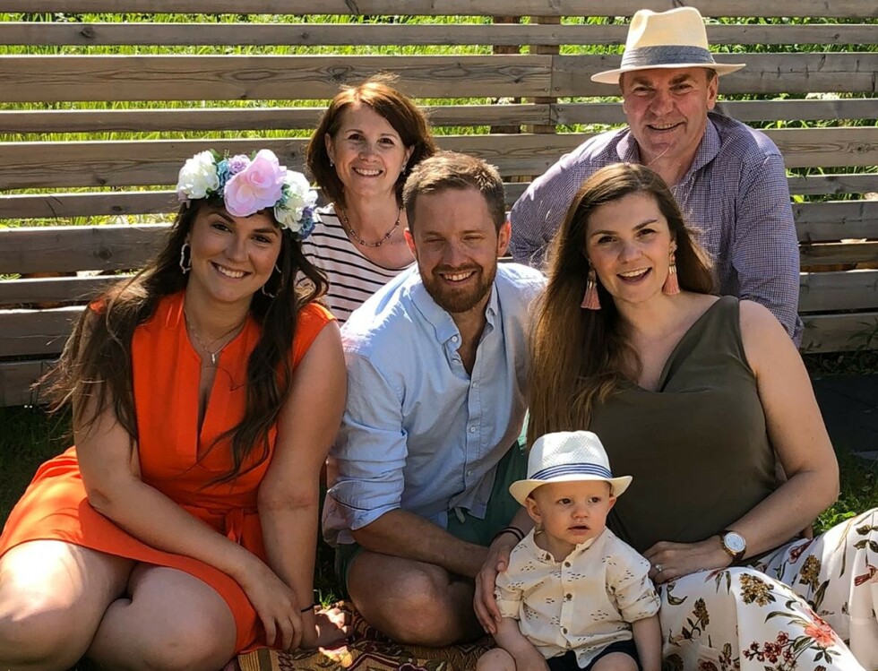 SAMMEN MED FAMILIEN: Vladimir Smirnov sammen med kona, døtrene, svigersønnen og barnebarnet. Foto: Privat SAMMEN MED FAMILIEN: Vladimir Smirnov sammen med kona, døtrene, svigersønnen og barnebarnet. Foto: Privat
