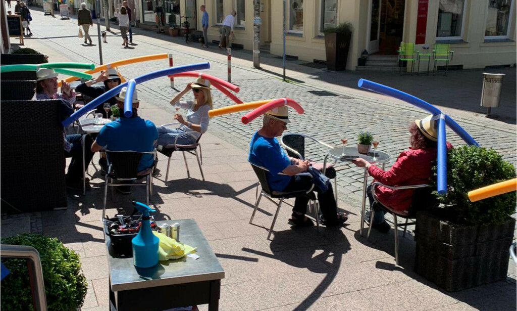 HOLD AVSTAND: Vanskelig å vite hvor lang unna adre man egentlig skal sitte? Café Rothe i den tyske byen Schwerin hadde denne løsningen på utfordringen da kaféen åpnet igjen etter coronalukkingen. Foto: Café Rothe Schwerin/ Jacqueline Rothe