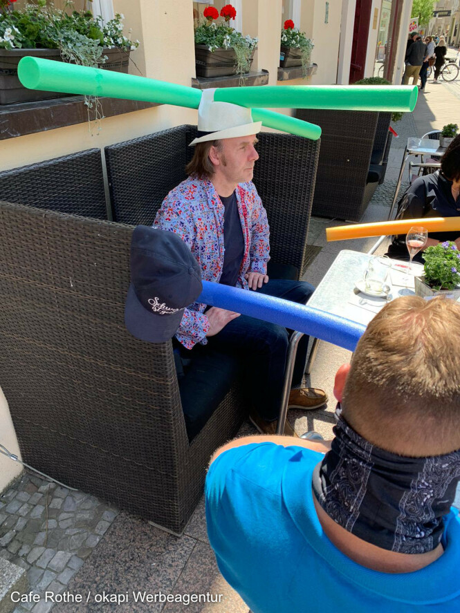 <strong>PØLSETREFF:</strong> På Café Rothe praktiserte man sosial distansering ved hjelp av spesialdesignede hatter på gjenåpningen. Foto: Café Rothe Schwerin/Jacqueline Rothe <strong>PØLSETREFF:</strong> På Café Rothe praktiserte man sosial distansering ved hjelp av spesialdesignede hatter på gjenåpningen. Foto: Café Rothe Schwerin/Jacqueline Rothe