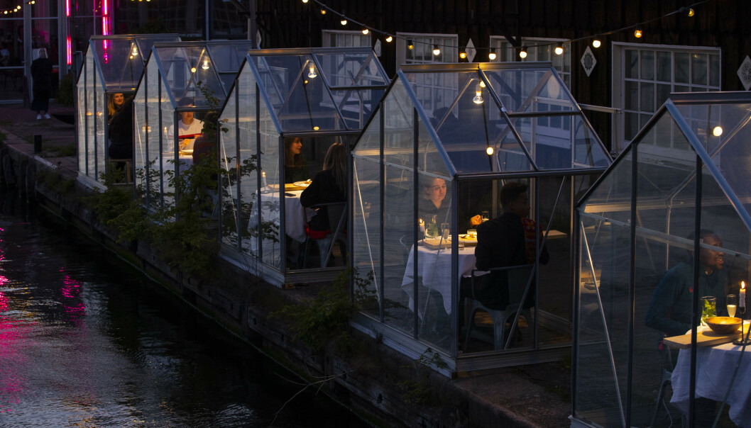 <strong>DRIVHUS:</strong> Servering i separate, små drivhus i Amsterdam. Foto: AP Photo/Peter Dejong <strong>DRIVHUS:</strong> Servering i separate, små drivhus i Amsterdam. Foto: AP Photo/Peter Dejong