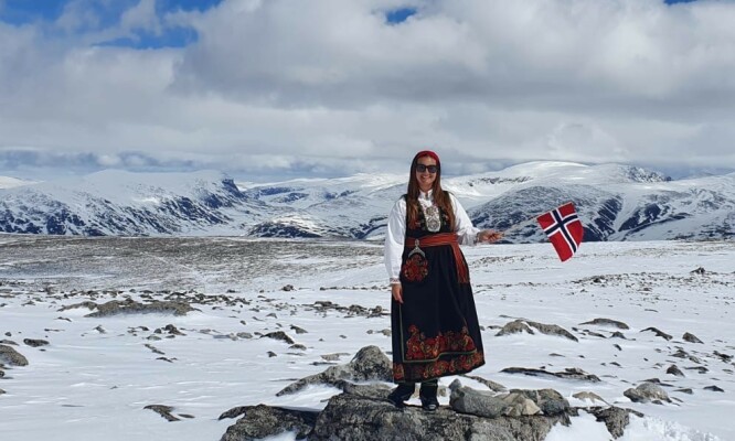 GALDHØPIGGEN: Nasjonaldagen 2020 ble feiret på toppen av Galdhøpiggen. (Dagen etter, riktignok, ettersom været var svært dårlig på selveste 17. mai). FOTO: Privat GALDHØPIGGEN: Nasjonaldagen 2020 ble feiret på toppen av Galdhøpiggen. (Dagen etter, riktignok, ettersom været var svært dårlig på selveste 17. mai). FOTO: Privat