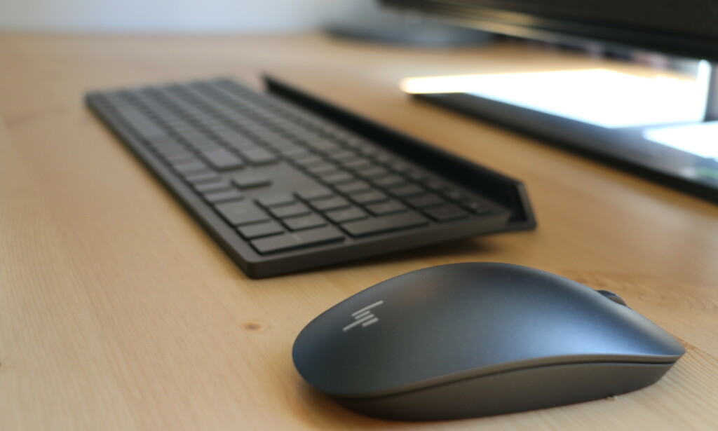 Tastaturet er velbygd og godt å skrive på, men datamusa er vi ikke så begeistret over. Foto: Martin Kynningsrud Størbu Tastaturet er velbygd og godt å skrive på, men datamusa er vi ikke så begeistret over. Foto: Martin Kynningsrud Størbu