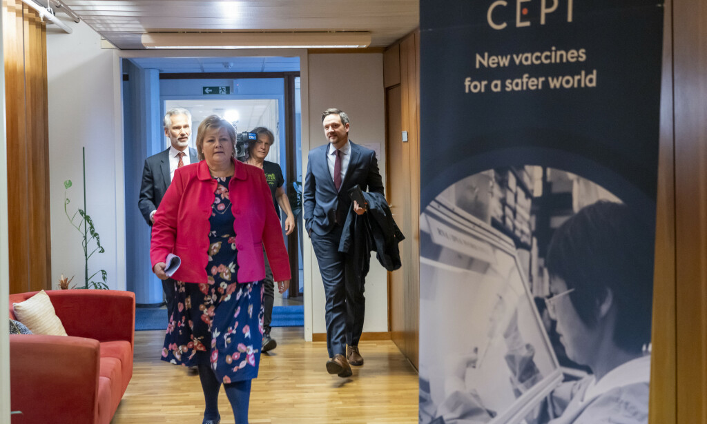 TAR LEDERROLLE: Statsminister Erna Solberg og utviklingsminister Dag Inge Ulstein (t.h.) og Cepis visedirektør Frederik Kristensen (t.h.) under et besøk til vaksinealliansen Cepi på hovedkontoret i Oslo den 27. april. Få dager seinere annonserte hun at Norge skulle gi bort 13 milliarder kroner - hvorav 2,2 milliader går til Cepi. Foto: Heiko Junge / NTB scanpix TAR LEDERROLLE: Statsminister Erna Solberg og utviklingsminister Dag Inge Ulstein (t.h.) og Cepis visedirektør Frederik Kristensen (t.h.) under et besøk til vaksinealliansen Cepi på hovedkontoret i Oslo den 27. april. Få dager seinere annonserte hun at Norge skulle gi bort 13 milliarder kroner - hvorav 2,2 milliader går til Cepi. Foto: Heiko Junge / NTB scanpix