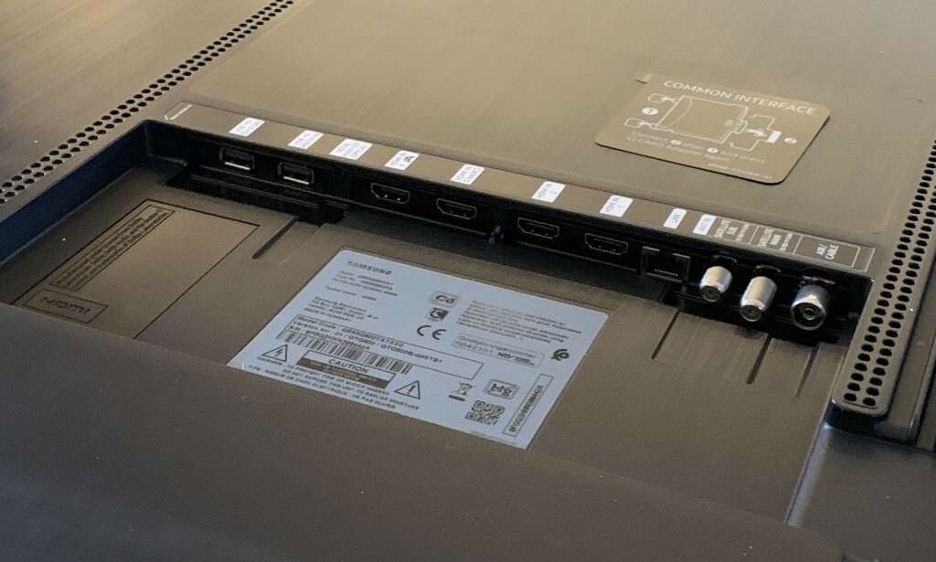 KONTAKTER: Fire HDMI-innganger, to USB-porter og nettverkskontakt, er noe av det du kan koble til i brønnen på baksiden. Foto: Bjørn Eirik Loftås KONTAKTER: Fire HDMI-innganger, to USB-porter og nettverkskontakt, er noe av det du kan koble til i brønnen på baksiden. Foto: Bjørn Eirik Loftås