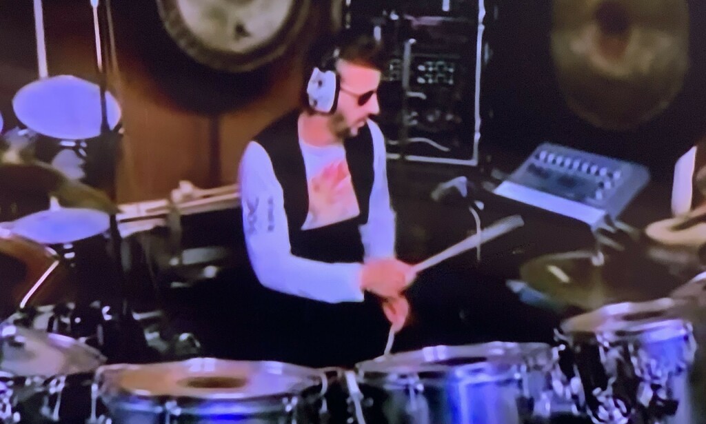 GLATTER UT: Legg merke til de skarpe linjene i vesten til Ringo Starr, mens andre detaljer - for eksempel på hånden hans, er vasket bort. GLATTER UT: Legg merke til de skarpe linjene i vesten til Ringo Starr, mens andre detaljer - for eksempel på hånden hans, er vasket bort.