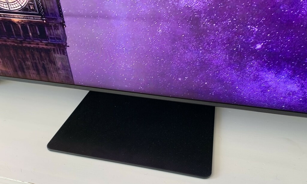 SMALFOT: Stor TV betyr som regel at du må ha et bredt bord å sette den på. Det er ikke tilfelle med denne TV-en. Foto: Bjørn Eirik Loftås SMALFOT: Stor TV betyr som regel at du må ha et bredt bord å sette den på. Det er ikke tilfelle med denne TV-en. Foto: Bjørn Eirik Loftås