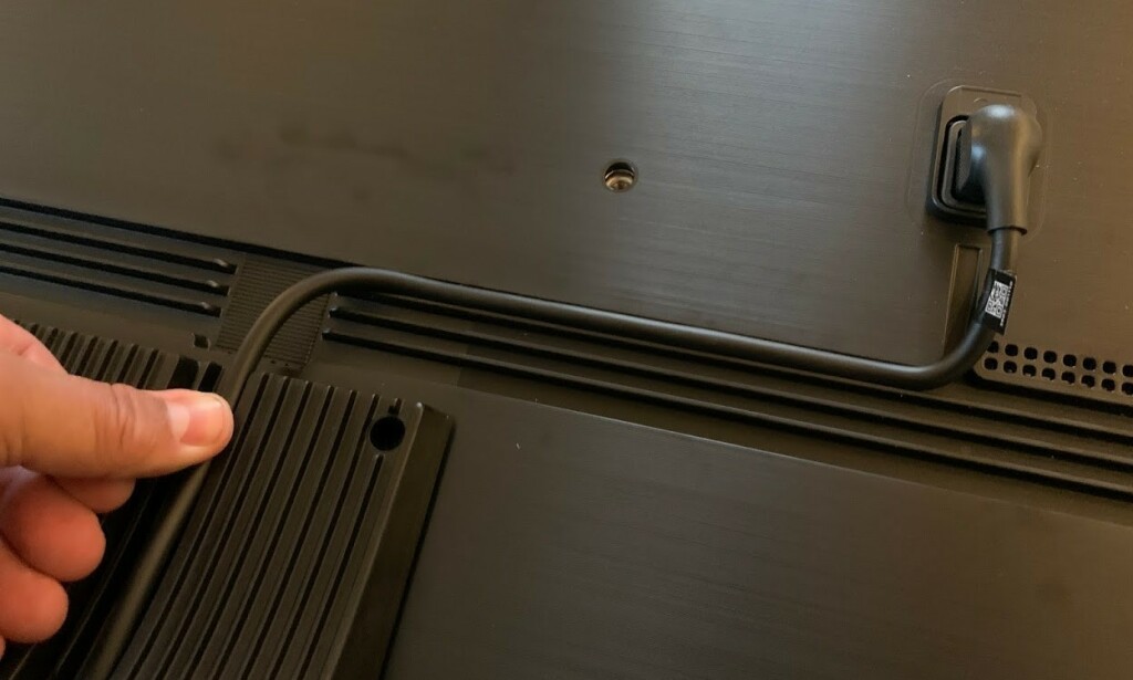 SPOR: Strømkabelen kan trykkes inn i spor på baksiden av TV-en, slik at den ikke blir hengende og slenge. Enkelt og praktisk. Foto: Bjørn Eirik Loftås SPOR: Strømkabelen kan trykkes inn i spor på baksiden av TV-en, slik at den ikke blir hengende og slenge. Enkelt og praktisk. Foto: Bjørn Eirik Loftås
