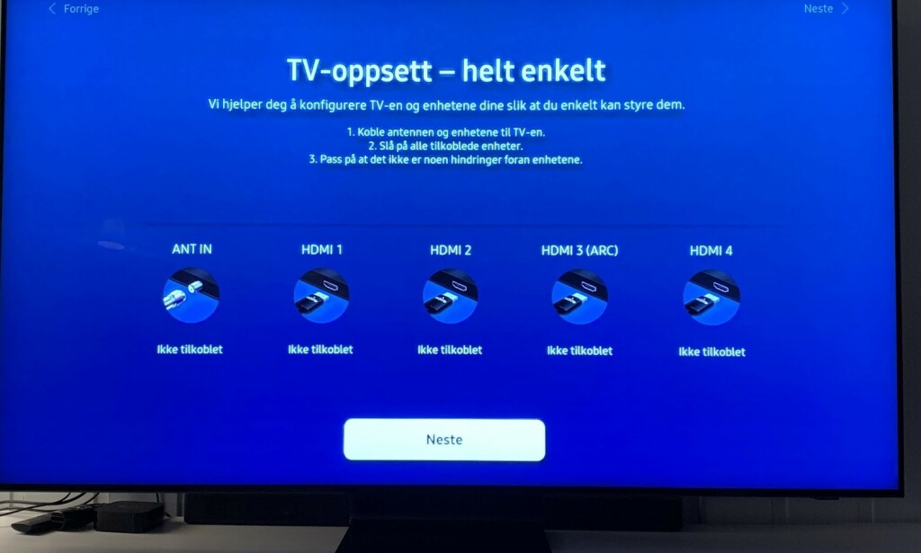 VEIVISER: Du trenger ikke være noen ekspert for å installere denne TV-en. Bare følg veiviseren. Foto: Bjørn Eirik Loftås VEIVISER: Du trenger ikke være noen ekspert for å installere denne TV-en. Bare følg veiviseren. Foto: Bjørn Eirik Loftås