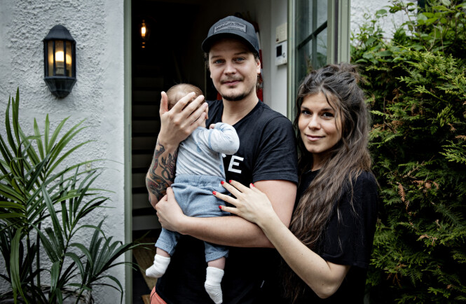 <strong>FORELDRE:</strong> Her er Dennis Poppe Thorsen og Kristin Gjelsvik avbildet sammen med sønnen Falk. Foto: Nina Hansen / Dagbladet <strong>FORELDRE:</strong> Her er Dennis Poppe Thorsen og Kristin Gjelsvik avbildet sammen med sønnen Falk. Foto: Nina Hansen / Dagbladet