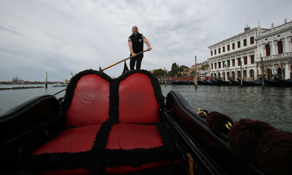 KRISE: Gondolføreren Andrea Balbi leder en interesseorganisasjon for gondolførere. Coronapandemien har skapt økonomisk krise i Venezia, som er vant til at det kommer inn 3 milliarder kroner i turistrelaterte inntekter hvert år. Foto: Antonio Calanni / AP / NTB scanpix KRISE: Gondolføreren Andrea Balbi leder en interesseorganisasjon for gondolførere. Coronapandemien har skapt økonomisk krise i Venezia, som er vant til at det kommer inn 3 milliarder kroner i turistrelaterte inntekter hvert år. Foto: Antonio Calanni / AP / NTB scanpix