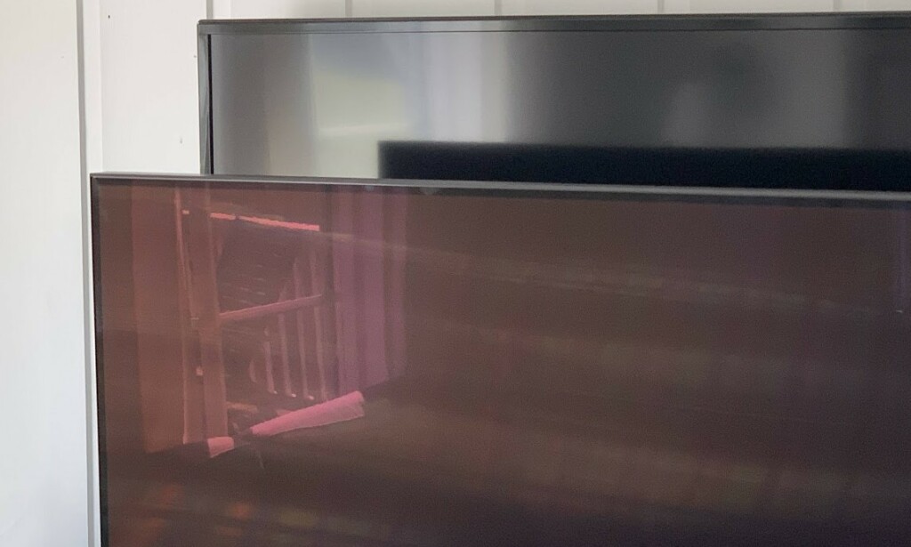ANTIREFLEKS: Det er stor forskjell i overflaten på Q800T og vår 70-tommer fra 2016. Foto: Bjørn Eirik Loftås ANTIREFLEKS: Det er stor forskjell i overflaten på Q800T og vår 70-tommer fra 2016. Foto: Bjørn Eirik Loftås
