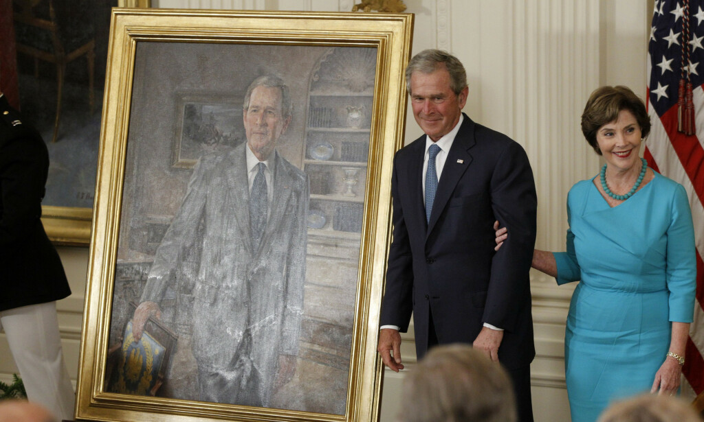 2012: Tidligere president George W. Bush og hans kone Laura foran hans portrett under avdukingsseremonien i Det hvite hus, 31. mai 2012. Foto: Charles Dharapak / AP / NTB Scanpix 2012: Tidligere president George W. Bush og hans kone Laura foran hans portrett under avdukingsseremonien i Det hvite hus, 31. mai 2012. Foto: Charles Dharapak / AP / NTB Scanpix