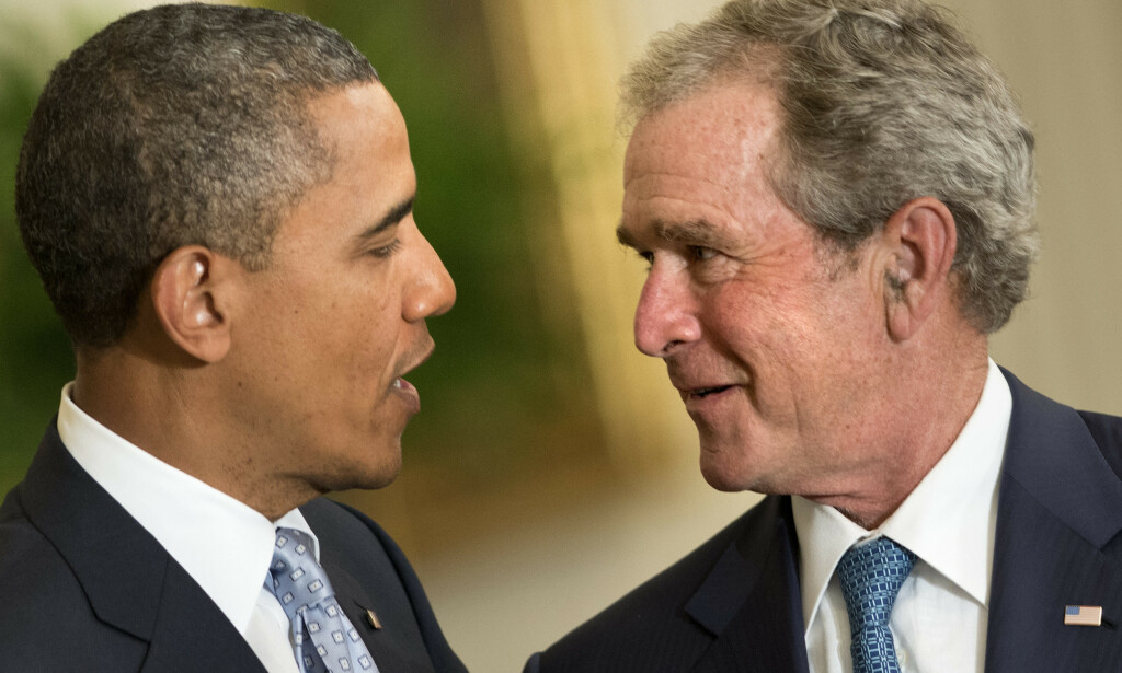 PRESIDENTER: Daværende president Barack Obama og tidligere president George W. Bush i samtale under seremonien i Det hvite hus i 2012. Foto: Brendan Smialowski / AFP / NTB Scanpix PRESIDENTER: Daværende president Barack Obama og tidligere president George W. Bush i samtale under seremonien i Det hvite hus i 2012. Foto: Brendan Smialowski / AFP / NTB Scanpix