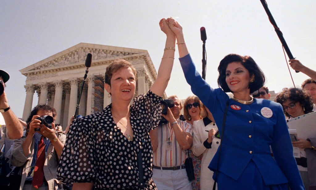ABORTSEIER: Norma McCorvey (t.v.) utenfor amerikansk høyesterett sammen med sin advokat, Gloria Allred i 1989. Da var hun fortsatt tilhenger av selvbestemt abort. Foto: AP Photo/J. Scott Applewhite, File ABORTSEIER: Norma McCorvey (t.v.) utenfor amerikansk høyesterett sammen med sin advokat, Gloria Allred i 1989. Da var hun fortsatt tilhenger av selvbestemt abort. Foto: AP Photo/J. Scott Applewhite, File