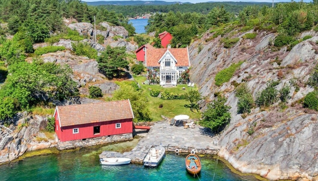 <strong>30 MILLIONER:</strong> Gustav Sædberg har fått i oppdrag å selge denne fritidseiendommen på Steinsøya i Gamle Hellesund kommune. Foto: Stein Olsen <strong>30 MILLIONER:</strong> Gustav Sædberg har fått i oppdrag å selge denne fritidseiendommen på Steinsøya i Gamle Hellesund kommune. Foto: Stein Olsen