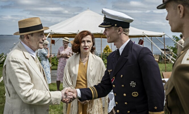 LEGENDER: Ekteparet Eva (Bodil Jørgensen) og Karl Skov (Jesper Christensen) får kjenne krigens ugjerninger tett på kroppen. Her med nazisten Willi Lismal (Roman Schomburg). FOTO: Norsk Filmdistribusjon LEGENDER: Ekteparet Eva (Bodil Jørgensen) og Karl Skov (Jesper Christensen) får kjenne krigens ugjerninger tett på kroppen. Her med nazisten Willi Lismal (Roman Schomburg). FOTO: Norsk Filmdistribusjon