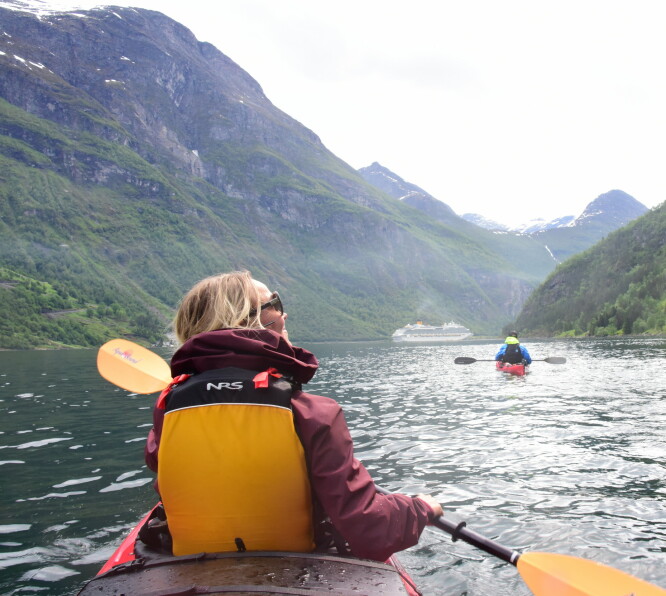 Fabelaktig å oppleve Geirangerfjorden helt nedenfra, mens vannet klukker og sola skinner. Foto: Ronny Frimann/Magasinet Reiselyst Fabelaktig å oppleve Geirangerfjorden helt nedenfra, mens vannet klukker og sola skinner. Foto: Ronny Frimann/Magasinet Reiselyst
