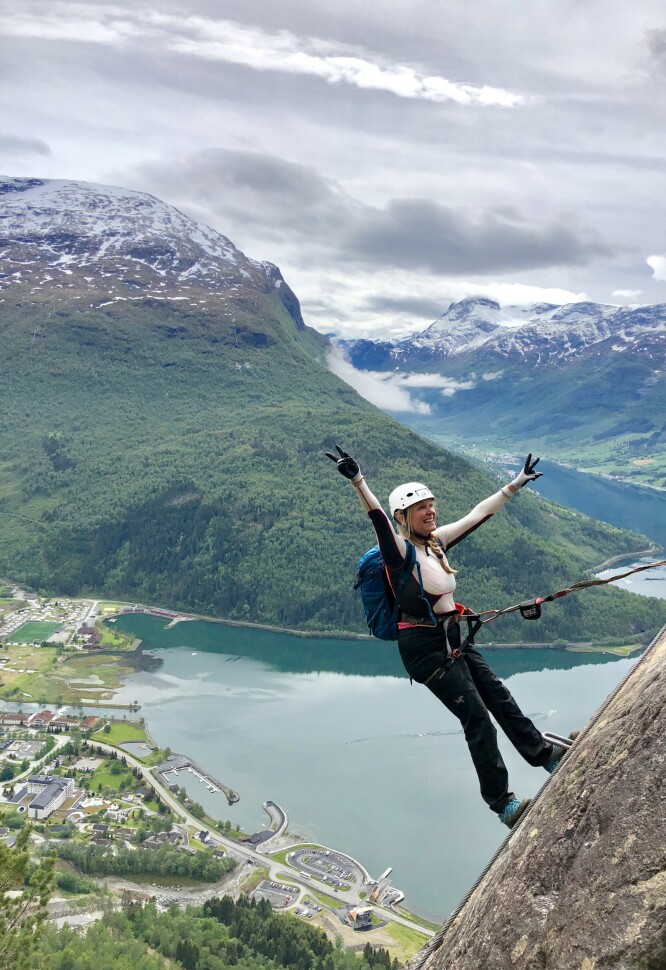 Ikke så risikofylt som det ser ut til, men det kan kile kraftig i magen. Loen, here we come! Foto: Ronny Frimann/Magasinet Reiselyst Ikke så risikofylt som det ser ut til, men det kan kile kraftig i magen. Loen, here we come! Foto: Ronny Frimann/Magasinet Reiselyst