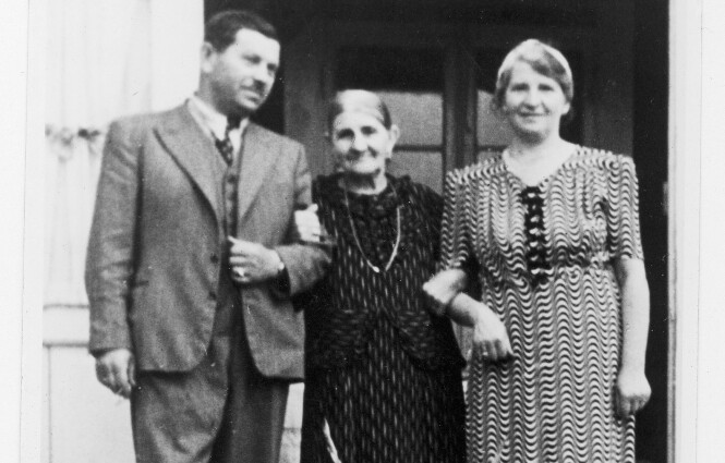 BORTE: Fannys far Rubin Pinkowitz og bestemor Golde Scheer (midten) ble drept i Auchwitz. Mormoren Dora (t.h.) kom seg i sikkerhet i Sverige med datteren Fanny og svigersønnen Herman. Dette bildet er tatt på landstedet familien eide på Nesodden før krigen. FOTO: Privat BORTE: Fannys far Rubin Pinkowitz og bestemor Golde Scheer (midten) ble drept i Auchwitz. Mormoren Dora (t.h.) kom seg i sikkerhet i Sverige med datteren Fanny og svigersønnen Herman. Dette bildet er tatt på landstedet familien eide på Nesodden før krigen. FOTO: Privat