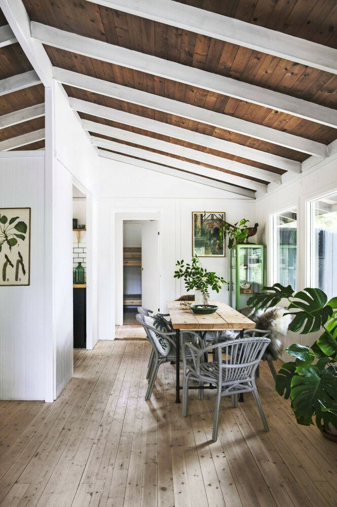 Huset er bare 54 kvadratmeter stort, men med innvendig skråtak og mange vinduer virker det mye større. En snekker har laget en lang og smal plate til bordet som passer til det åpne rommet. Stolene og det grønne vitrineskapet i hjørnet er fra Ikea. Puten med blader er fra HK Living. Tips! Hvitt på de store flatene gir lys og frihet til å bruke farger på andre elementer i interiøret. FOTO: Christina Kayser O. Huset er bare 54 kvadratmeter stort, men med innvendig skråtak og mange vinduer virker det mye større. En snekker har laget en lang og smal plate til bordet som passer til det åpne rommet. Stolene og det grønne vitrineskapet i hjørnet er fra Ikea. Puten med blader er fra HK Living. Tips! Hvitt på de store flatene gir lys og frihet til å bruke farger på andre elementer i interiøret. FOTO: Christina Kayser O.