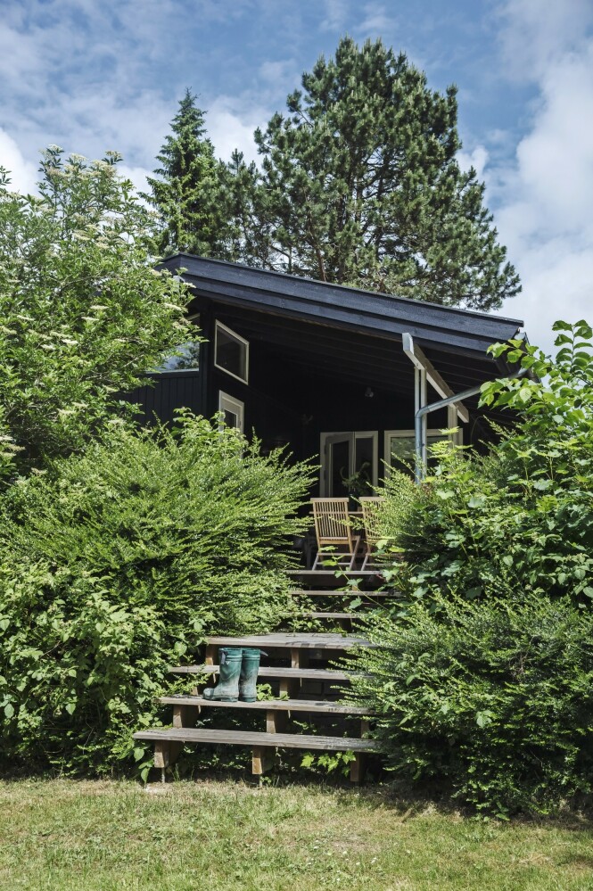 Det gule 70-tallshuset ble endret til et vakkert sommerhus ved hjelp av svart maling og ny, fin treterrasse. FOTO: Christina Kayser O. Det gule 70-tallshuset ble endret til et vakkert sommerhus ved hjelp av svart maling og ny, fin treterrasse. FOTO: Christina Kayser O.