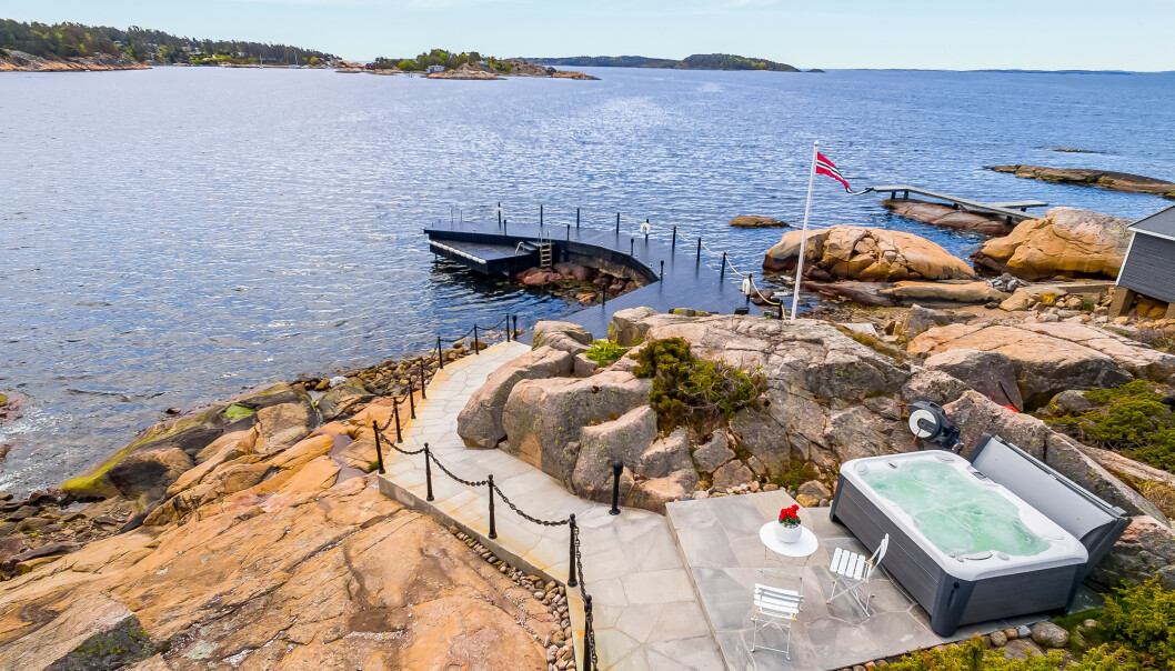 <strong>SJØTOMT:</strong> Eiendomsmegler Petter Birkrem har fått i oppdrag å selge fritidseiendommen på Skjæløy. Foto: Invisio <strong>SJØTOMT:</strong> Eiendomsmegler Petter Birkrem har fått i oppdrag å selge fritidseiendommen på Skjæløy. Foto: Invisio