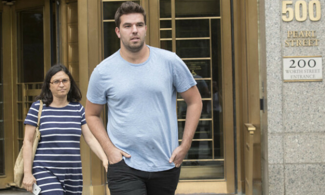 DØMT: Billy McFarland, her på vei ut av retten i 2017, ble siktet for bedrageri og varetektsfengslet. Han betalte imidlertid kausjon, og var en fri mann igjen. I perioden fram mot rettssaken høsten 2018 svindlet han nye mennesker. Hans tidligere advokat Sabrina Shroff går bak ham her. Foto: NTB scanpix DØMT: Billy McFarland, her på vei ut av retten i 2017, ble siktet for bedrageri og varetektsfengslet. Han betalte imidlertid kausjon, og var en fri mann igjen. I perioden fram mot rettssaken høsten 2018 svindlet han nye mennesker. Hans tidligere advokat Sabrina Shroff går bak ham her. Foto: NTB scanpix
